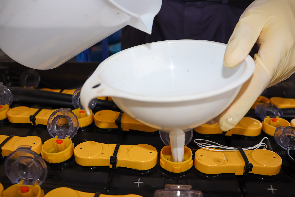 電瓶加水過多怎么補救？如何正確加水？